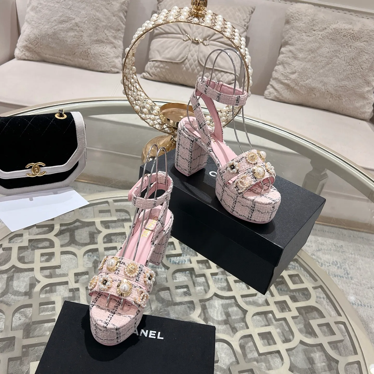 👟👟Ex-factory price 580👟👟 𝐂𝐇𝐀𝐍𝐄𝐋 | Xiaoxiang 25𝐬𝐬Spring and summer new products Counter classic catwalk models New series of high-heeled and waterproof platform sandals〰 A must-have in the fashion circle, the combination will interpret the meticulous, minimalist and classic elements that will never fade away It shows a unique dressing style that is too beautiful to say. A must-have for summer... Upper: Highly customized original specific fabrics. Lining: imported sheepskin lining. Outsole: original molded non-slip outsole. Heel height: 12cm. Waterproof platform: 2.5cm. Size: 35-39 (40.41.42 customization is not returnable)